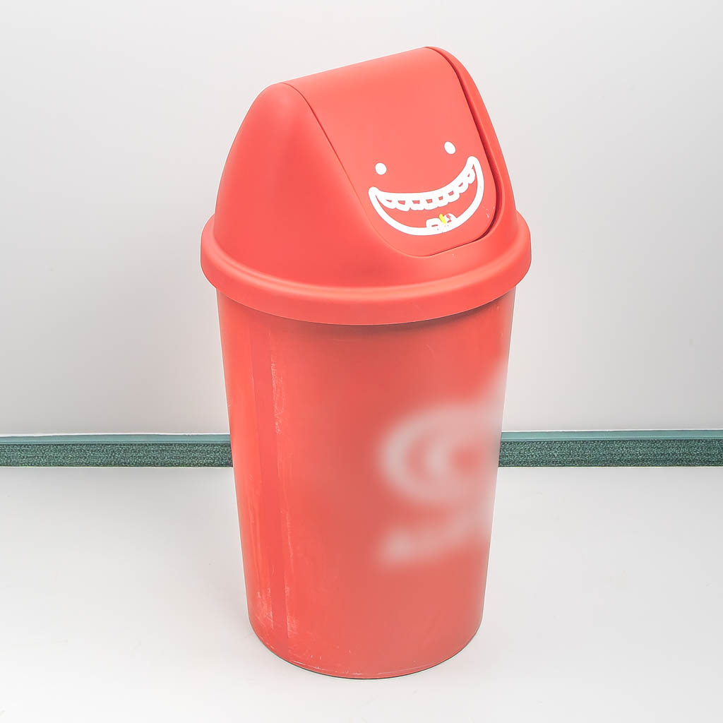 Pattumiera 60 L rossa in plastica con coperchio basculante