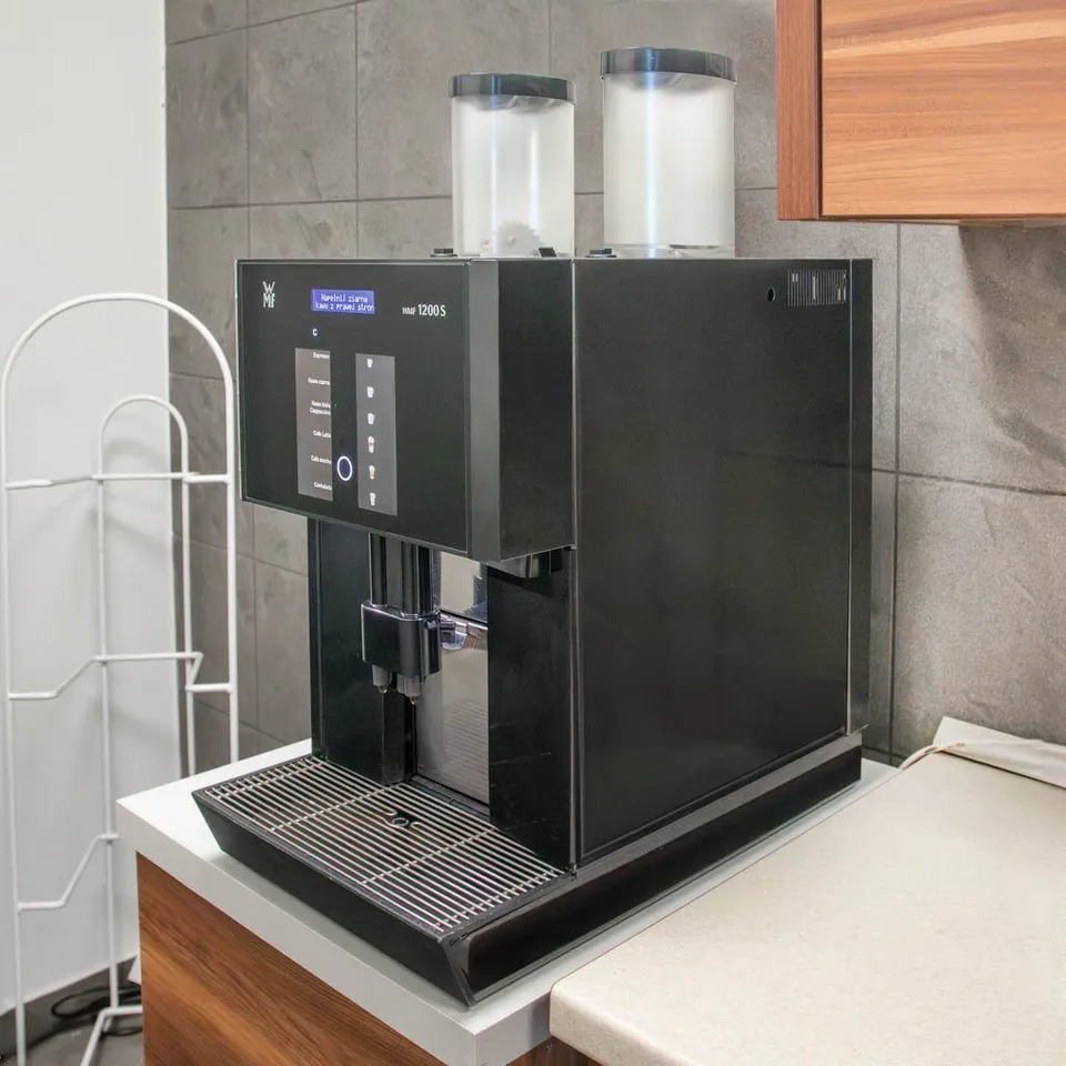 WMF 1200S macchina caffè automatica con frigo latte