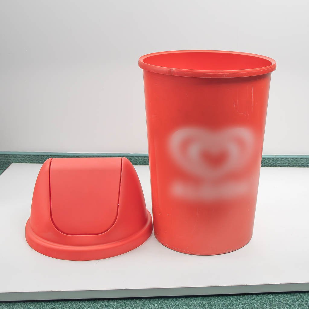 Pattumiera 60 L rossa in plastica con coperchio basculante