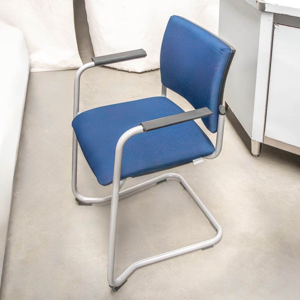 Sedia ufficio con braccioli blu H81 L59 P45