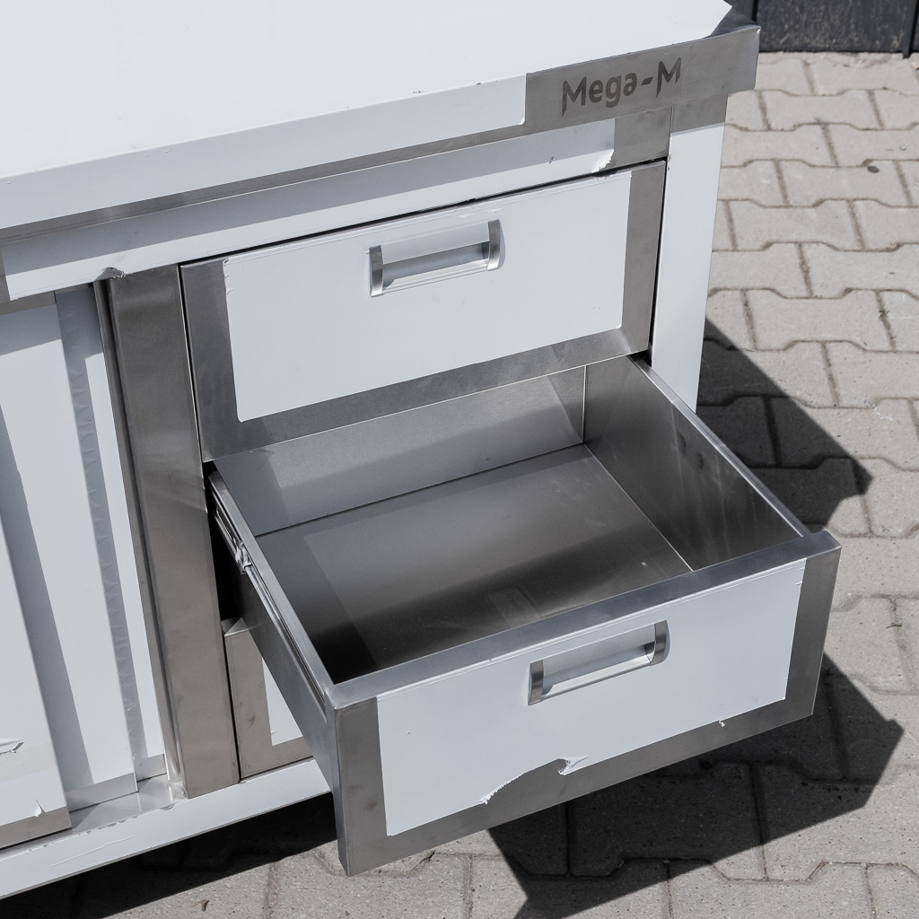 Mega-M tavolo inox 140x60x85 con armadio e 3 cassetti