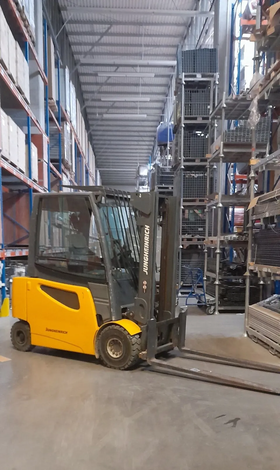 JUNGHEINRICH EFG 425S muletto elettrico con cabina