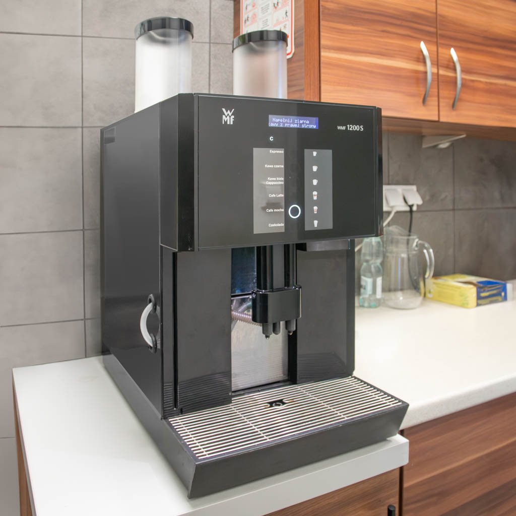 WMF 1200S macchina caffè automatica con frigo latte