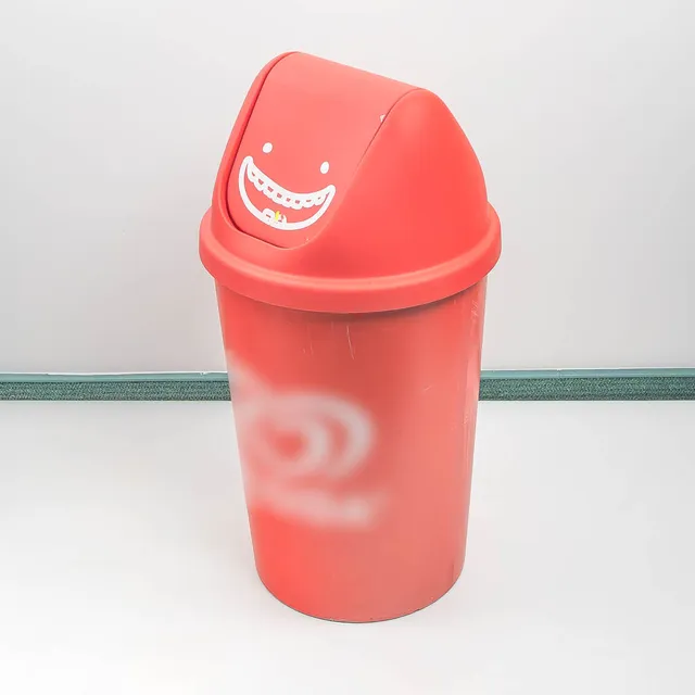 Pattumiera 60 L rossa in plastica con coperchio basculante