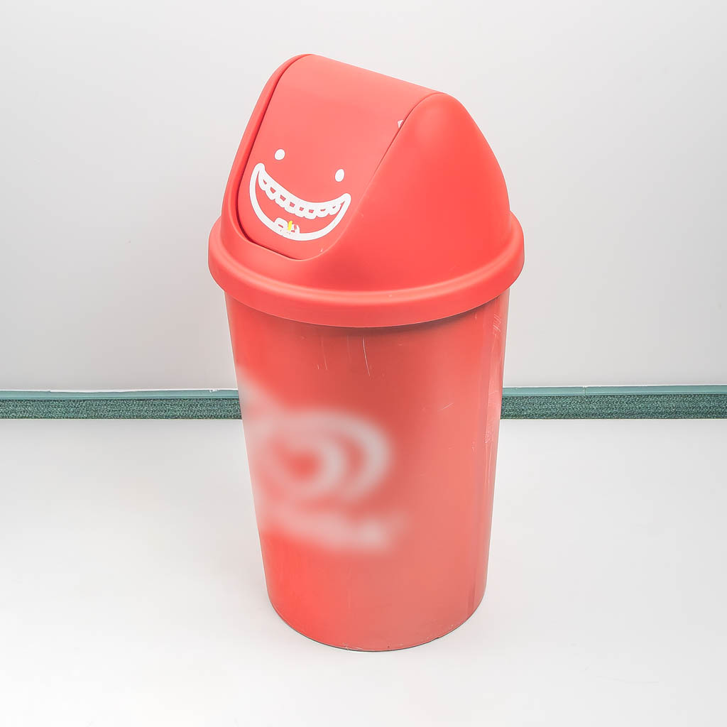 Pattumiera 60 L rossa in plastica con coperchio basculante